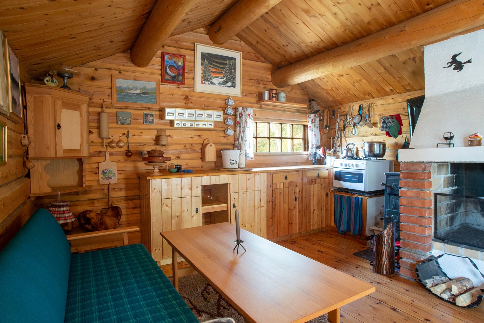 Stue og kjøkken i åpen løsning Galleribilde