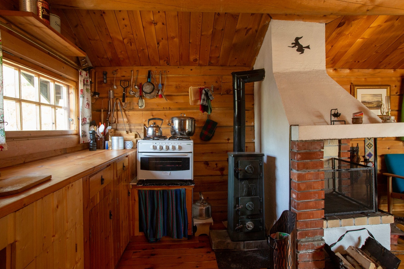 På kjøkkenet er det montert stekeovn (gass) og vedovn hvor det er fint å varme vann Galleribilde