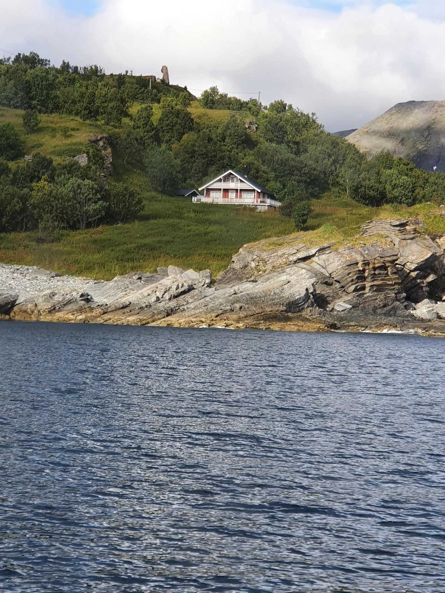 Hytta ligger idyllisk til i et usjenert område med umiddelbar nærhet til sjø og fiske