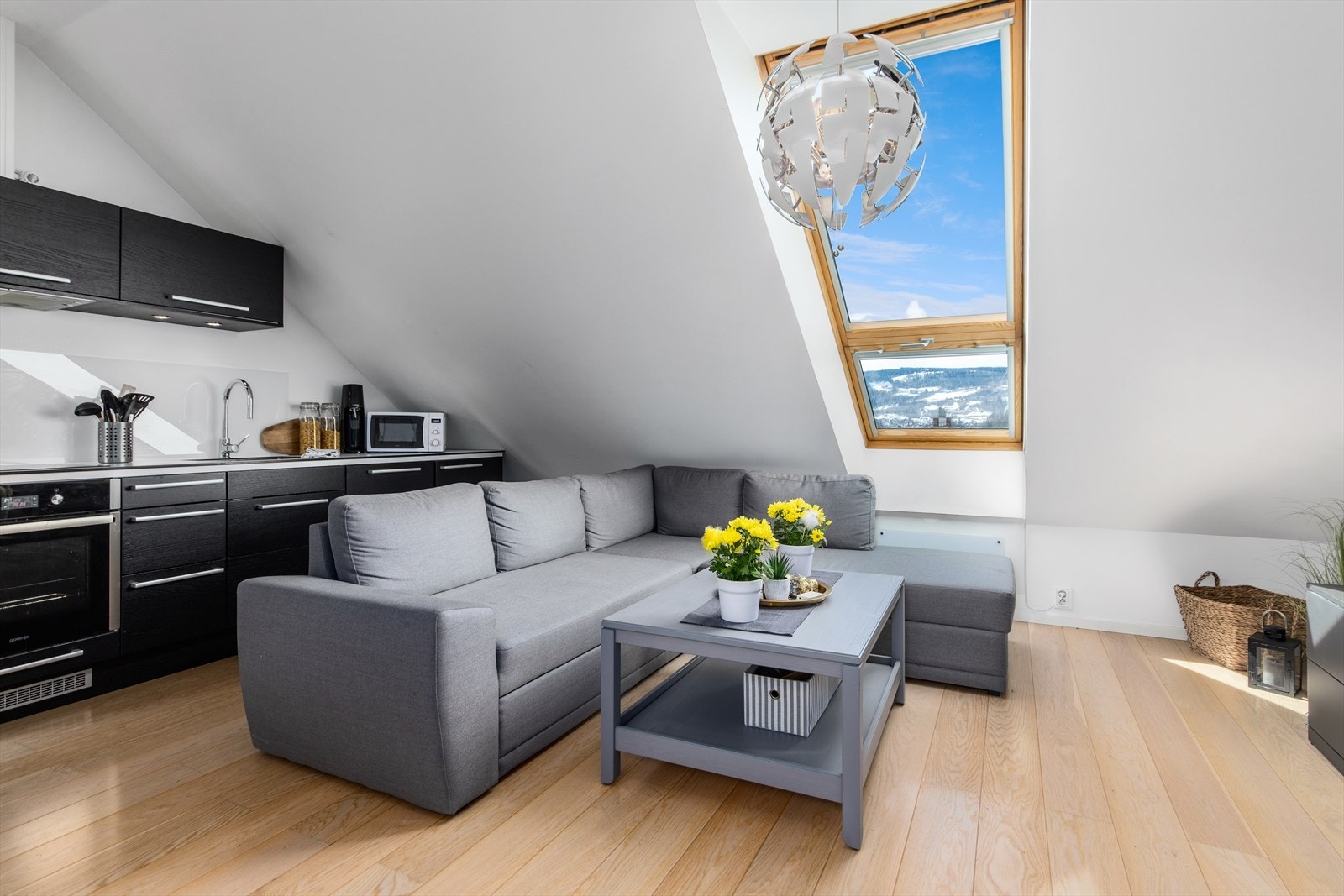 Stua fremstår som lys og tiltalende. Galleribilde