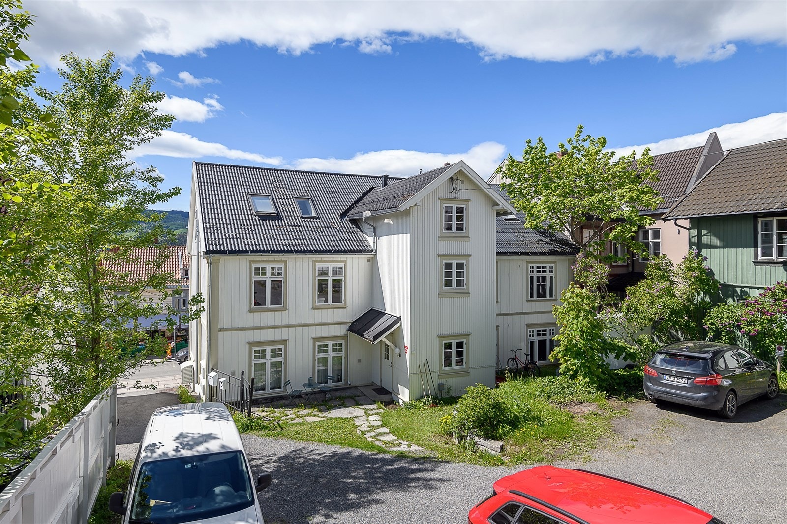 Inngangspartiet til sameiet ligger tilbaketrukket fra gågata. Galleribilde