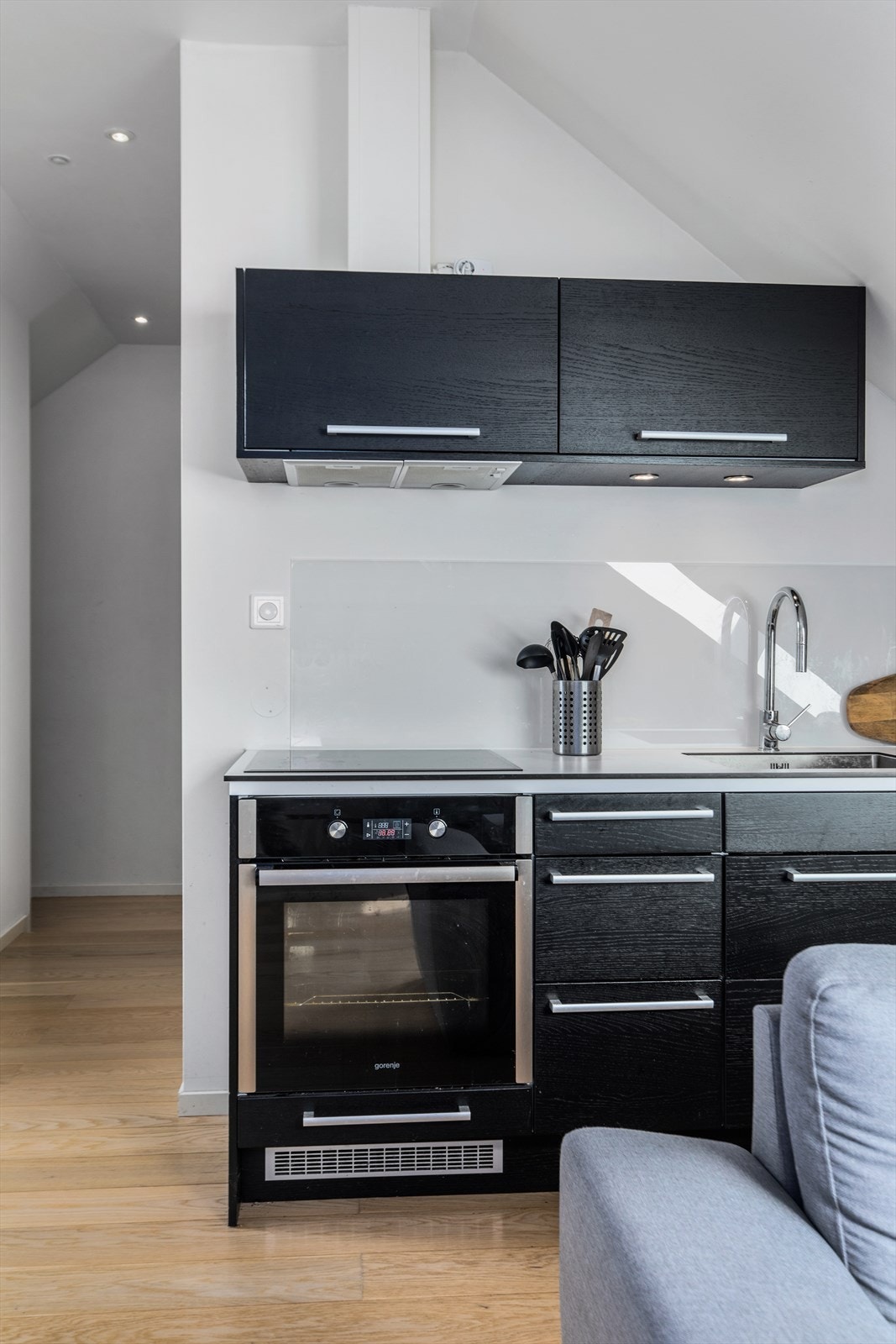 Nedfelt stålkum i benkeplate av laminat. Galleribilde