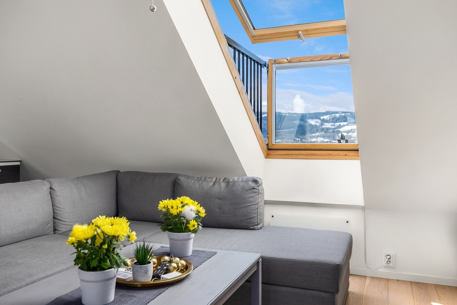 Vestvendt vindu som slipper mye naturlig lys inn. Galleribilde