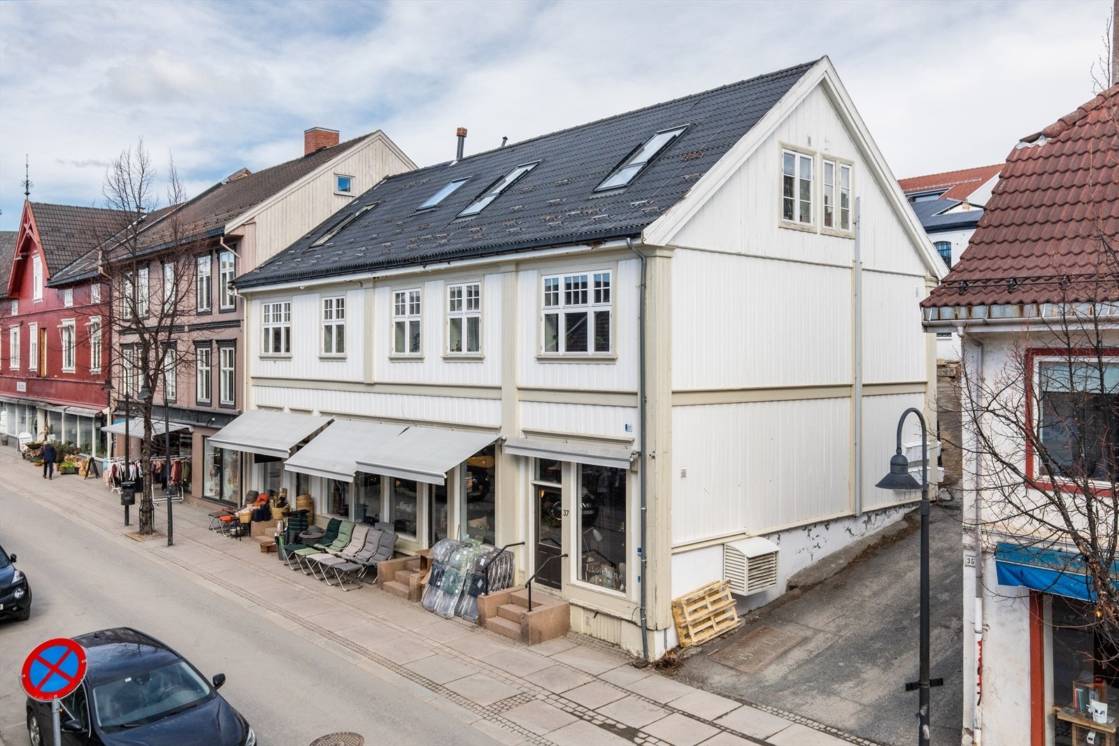 Fasadebilde av sameiet. Leiligheten ligger på toppen. Galleribilde