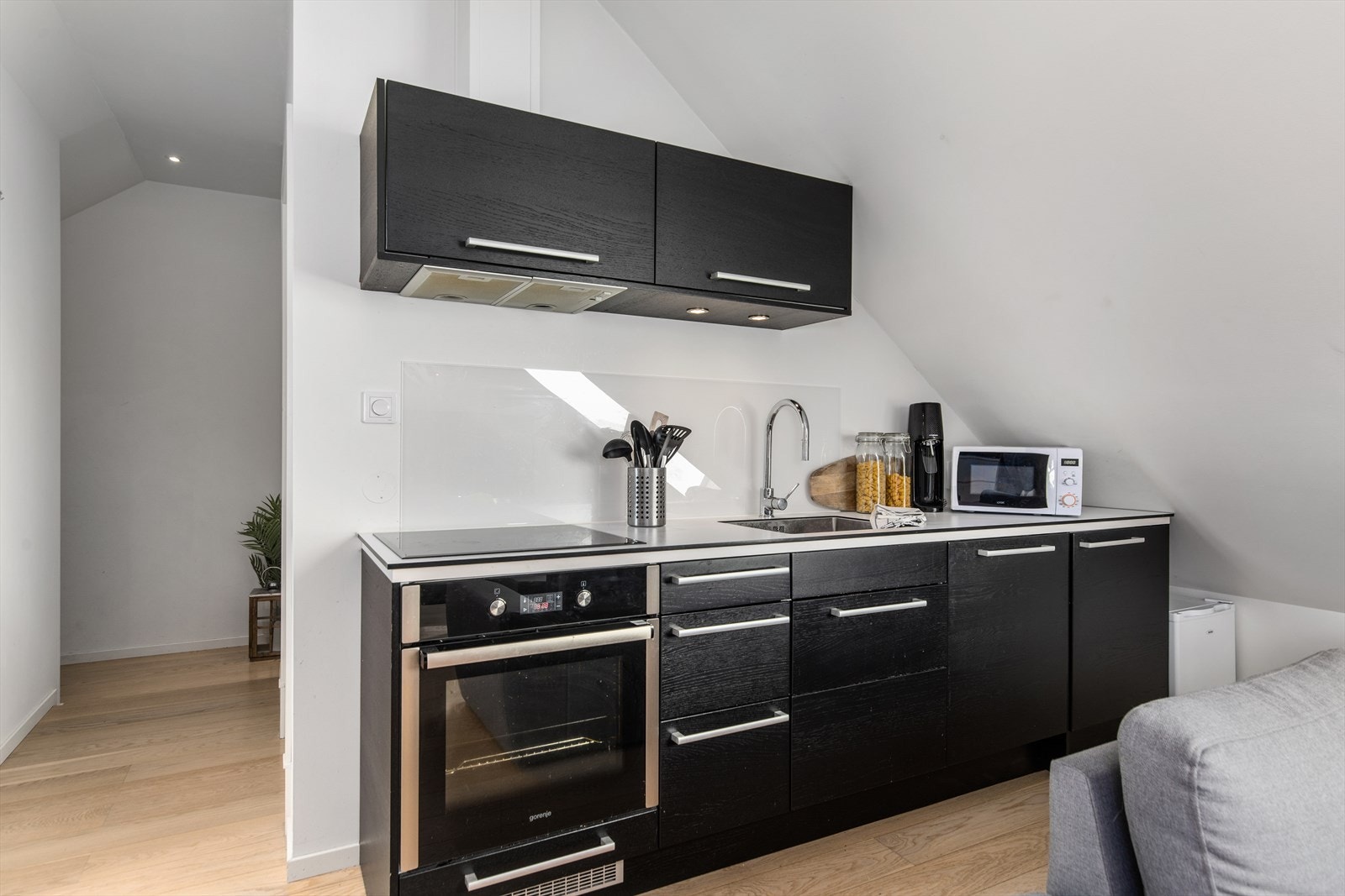 Kjøkkeninnredningen har laminerte skrog og glatte fronter. Galleribilde