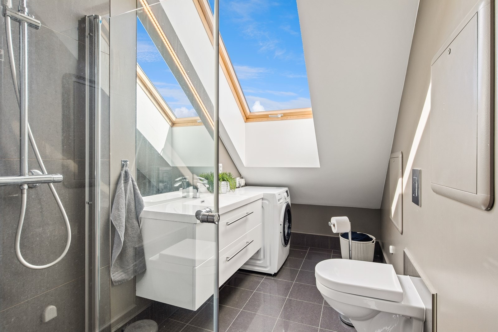 Delikat bad med flislagt gulv. Varmekabler. Galleribilde