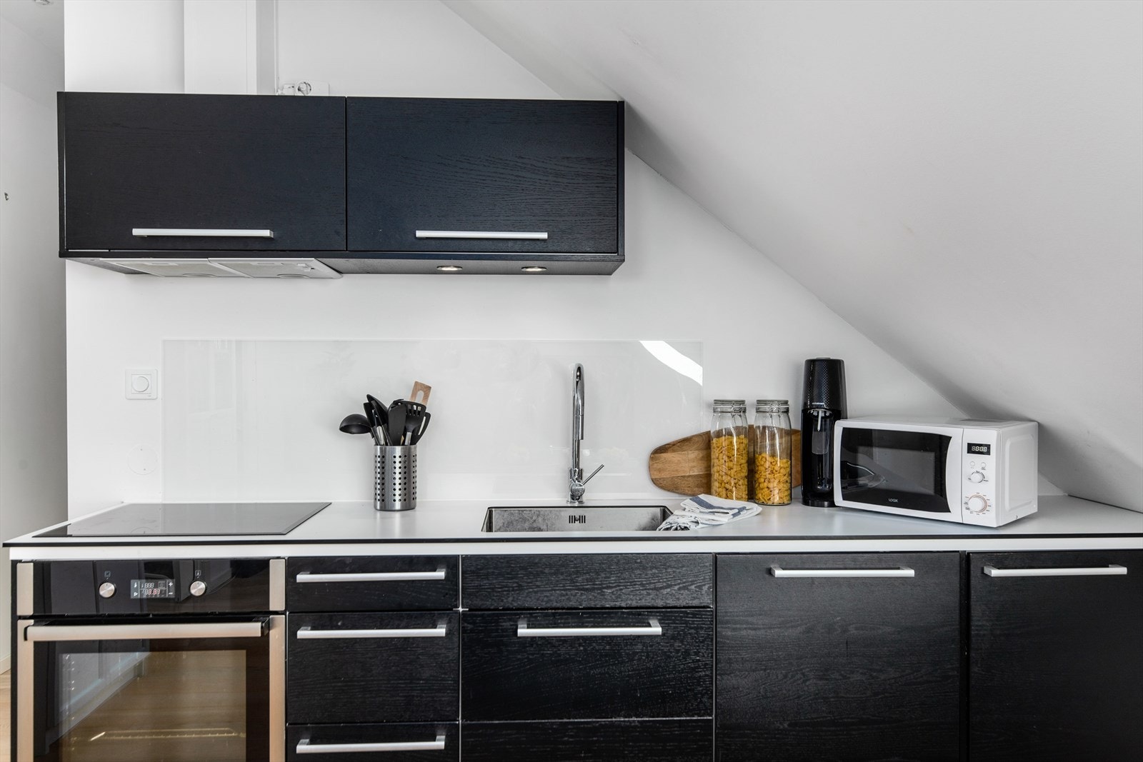 Integrerte steikeovn, platetopp, oppvaskmaskin og kjøl/frys. Galleribilde