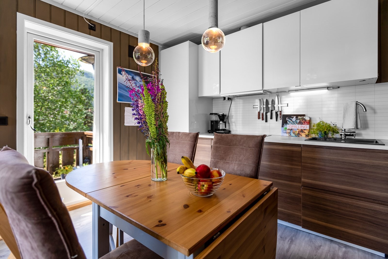 Koselig spiseplass med utgang til veranda. Galleribilde