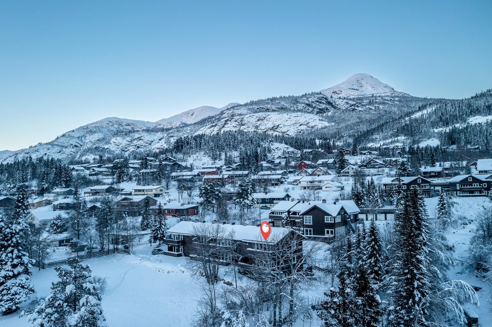 Leiligheten har en meget sentrumsnær beliggenhet samtidig mellom Hemsedals mektige fjell. Galleribilde