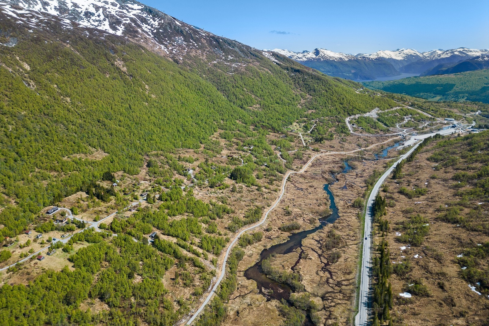 Eiendommen ligger fint til i terrenget med sørvendt orientering. Galleribilde