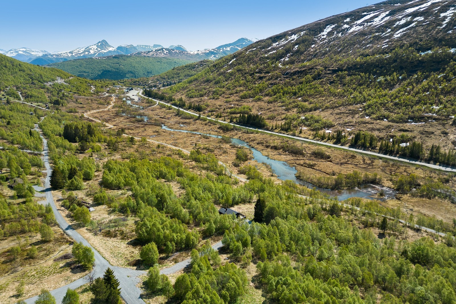 Eiendommen ligger på sørvendt tomt med gode sol- og utsiktsforhold. Galleribilde