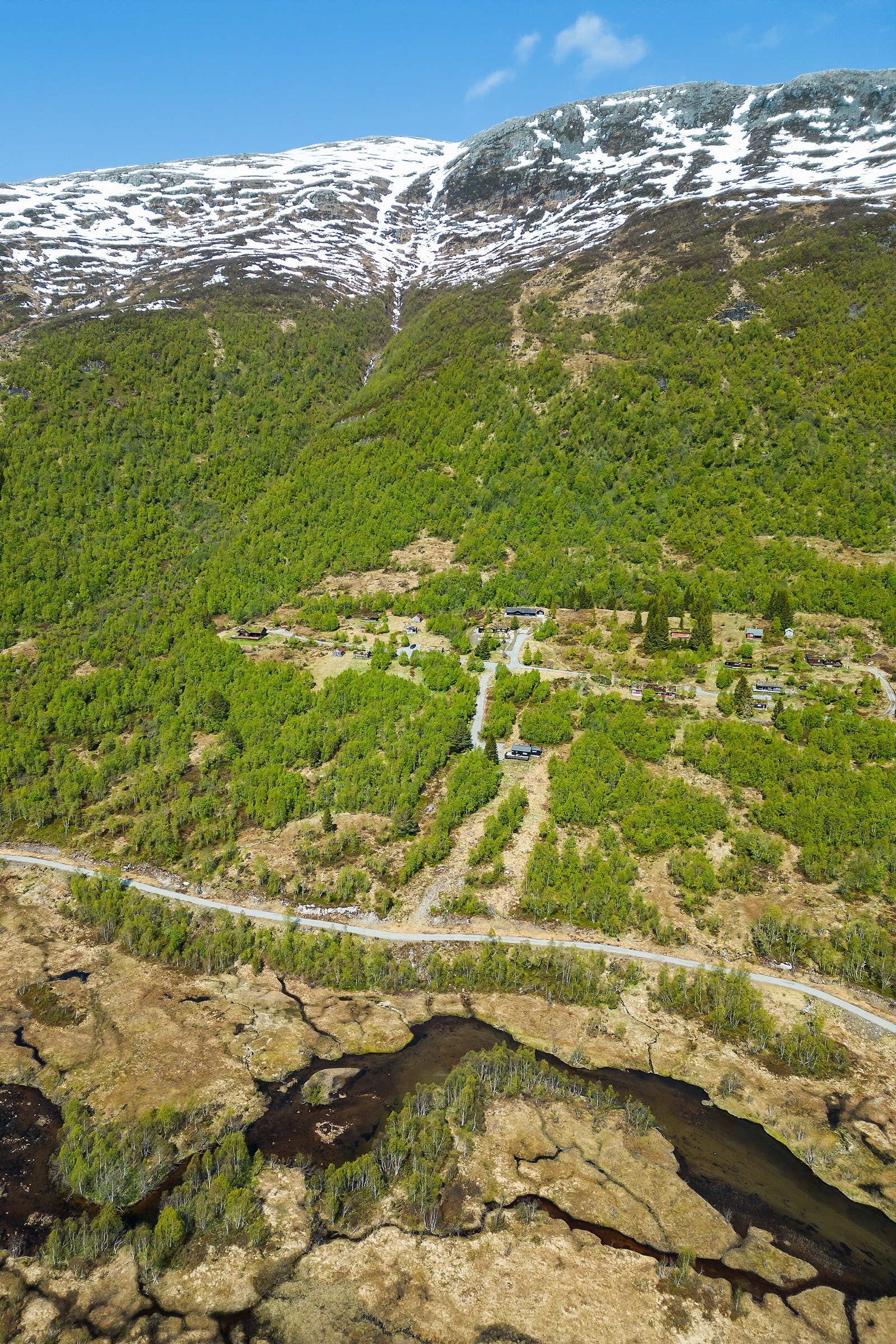 Eiendommen har rett til å knytte seg til private vann- og avløpsledninger som ligger i grensa til eiendomsteigen. Galleribilde