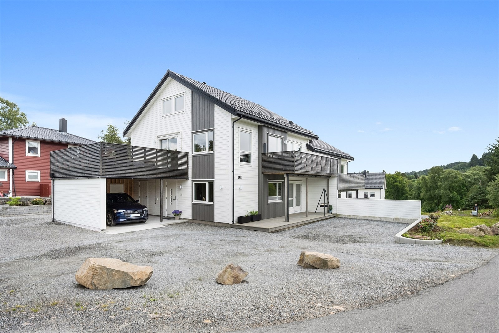 Flott og moderne halvpart av tomannsbolig med god planløsning og medfølgende carport. Galleribilde