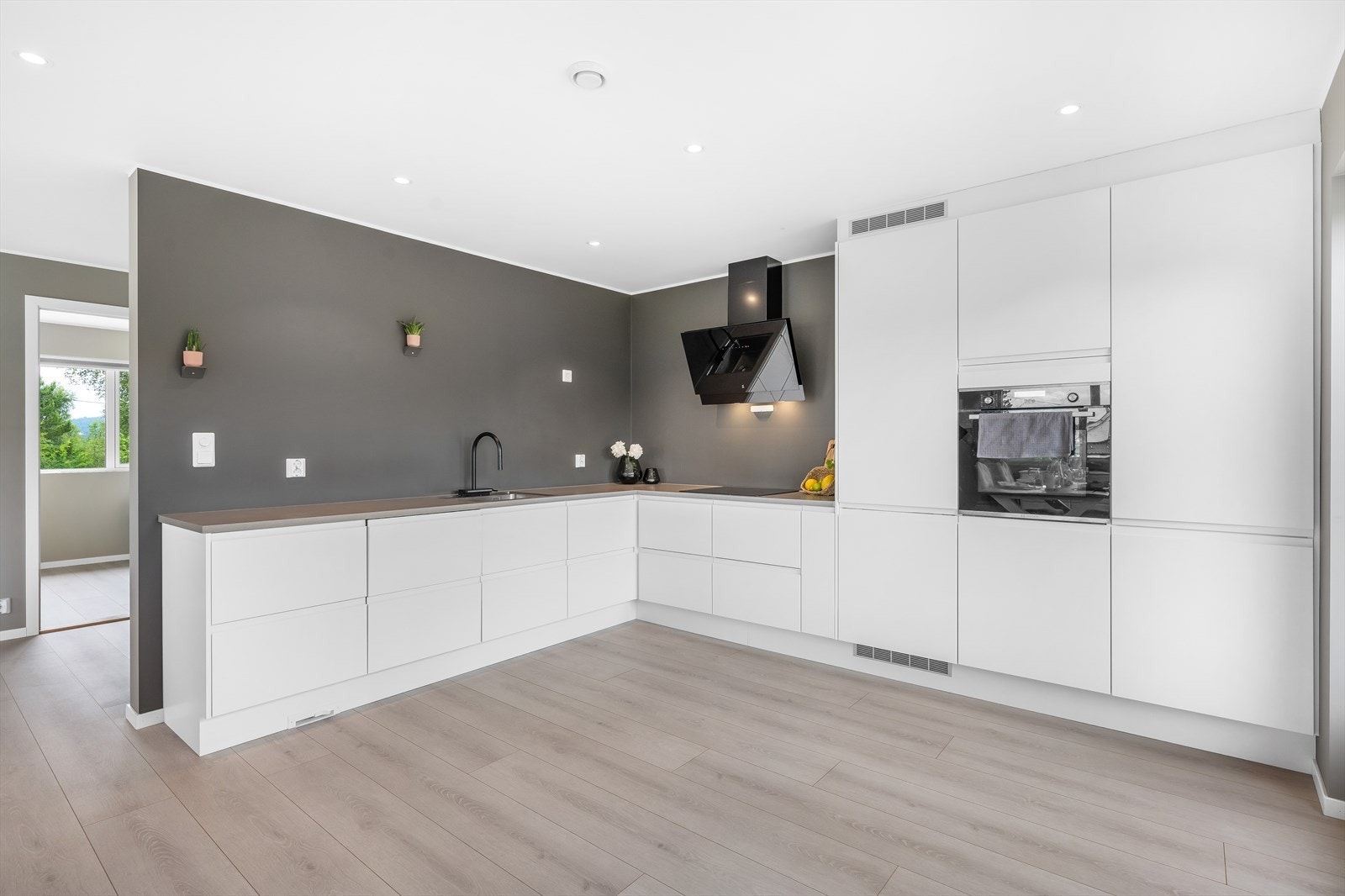 Legg merke til avsuget til sentralstøvsugeren i sokkelen på kjøkkenet Galleribilde