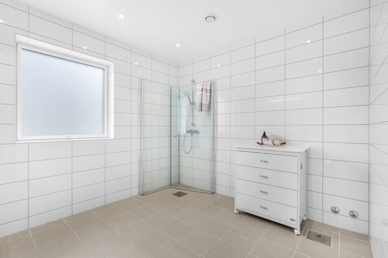 Badet i 1.etasje har dusjvegger, i tillegg til opplegg badekar Galleribilde