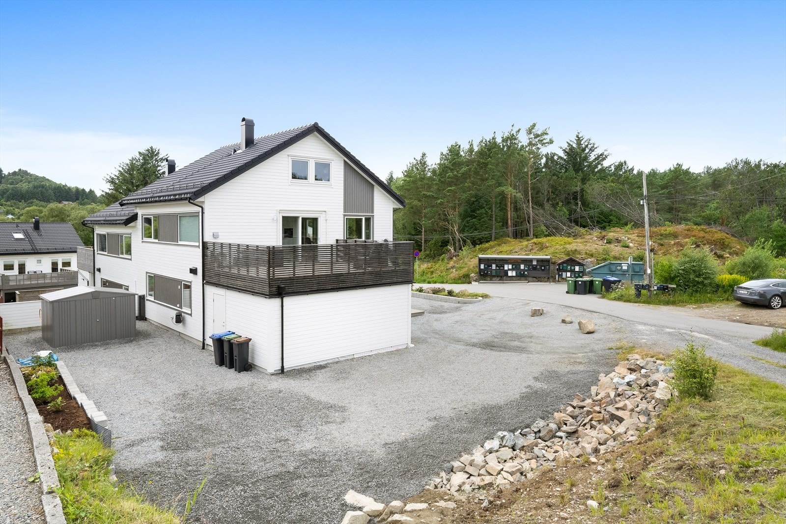 Utendørs er det et stort gruset areal med god biloppstillingsplass og mye plass til skape din drømmehage Galleribilde