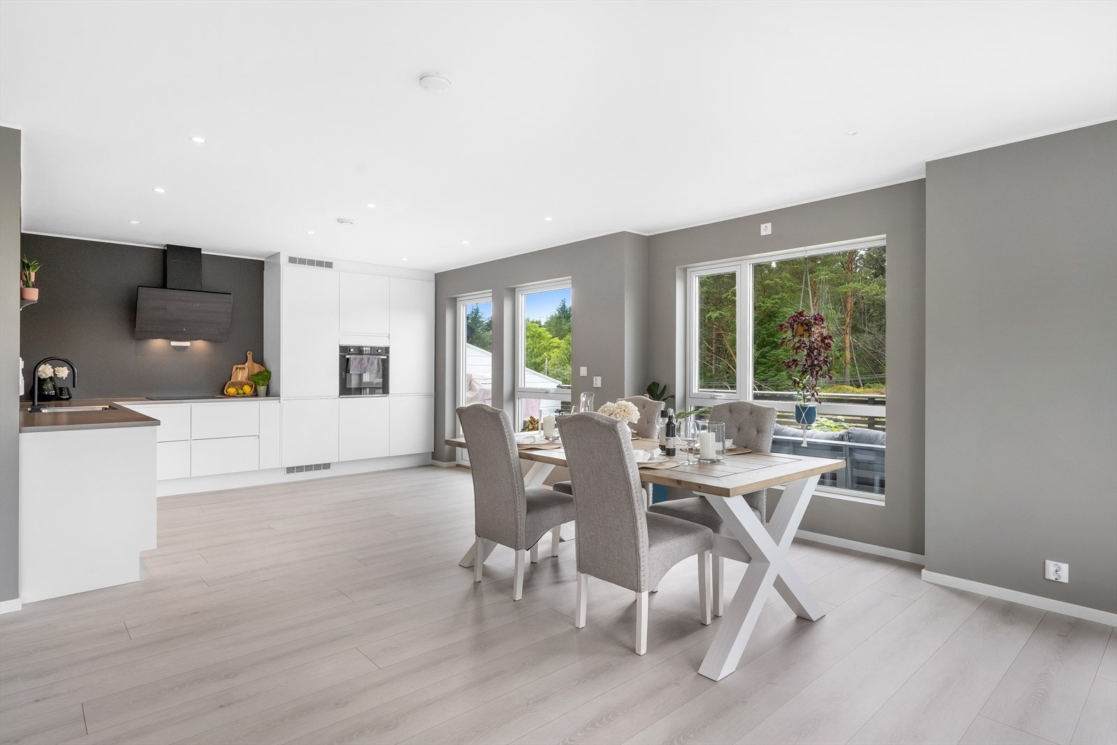 Hele stuen/kjøkkenet har store vindusflater som bidrar til rikelig med naturlig lysinnslipp Galleribilde