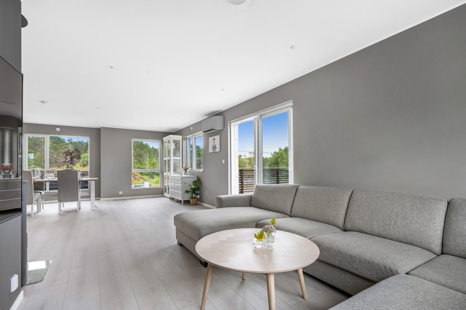 Stuen på hele 60,5 m² har god plass til møblering og kan enkelt møbleres i ulike "soner" Galleribilde