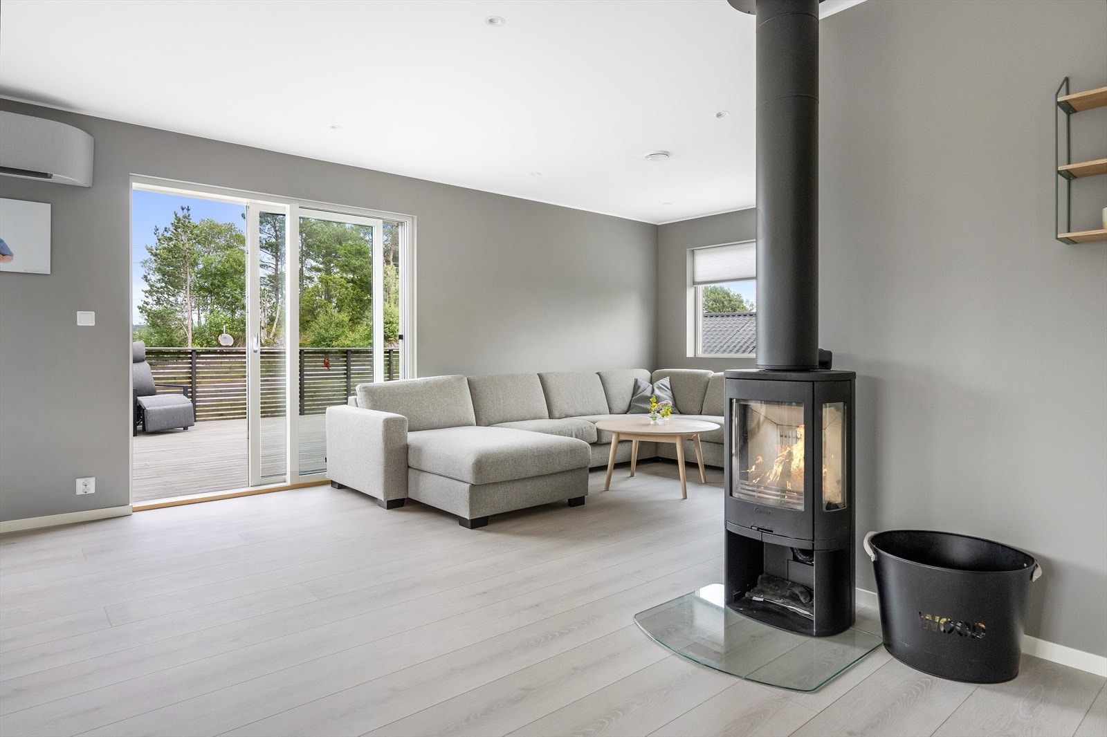 Utgang til stor terrasse med plass for utemøblering Galleribilde