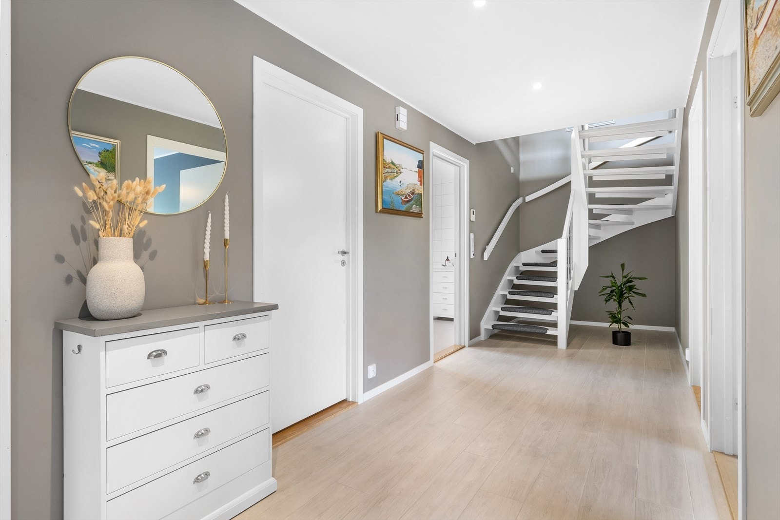 Velkommen inn. Du legger fort merke til farge,- og materialvalgene gjennom boligen som gjør huset moderne og innbydende. Galleribilde