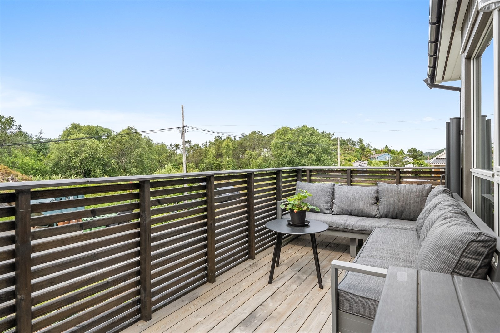 Boligen har tre uteplasser, en på bakkeplan og to med adkomst fra 2.etasje Galleribilde