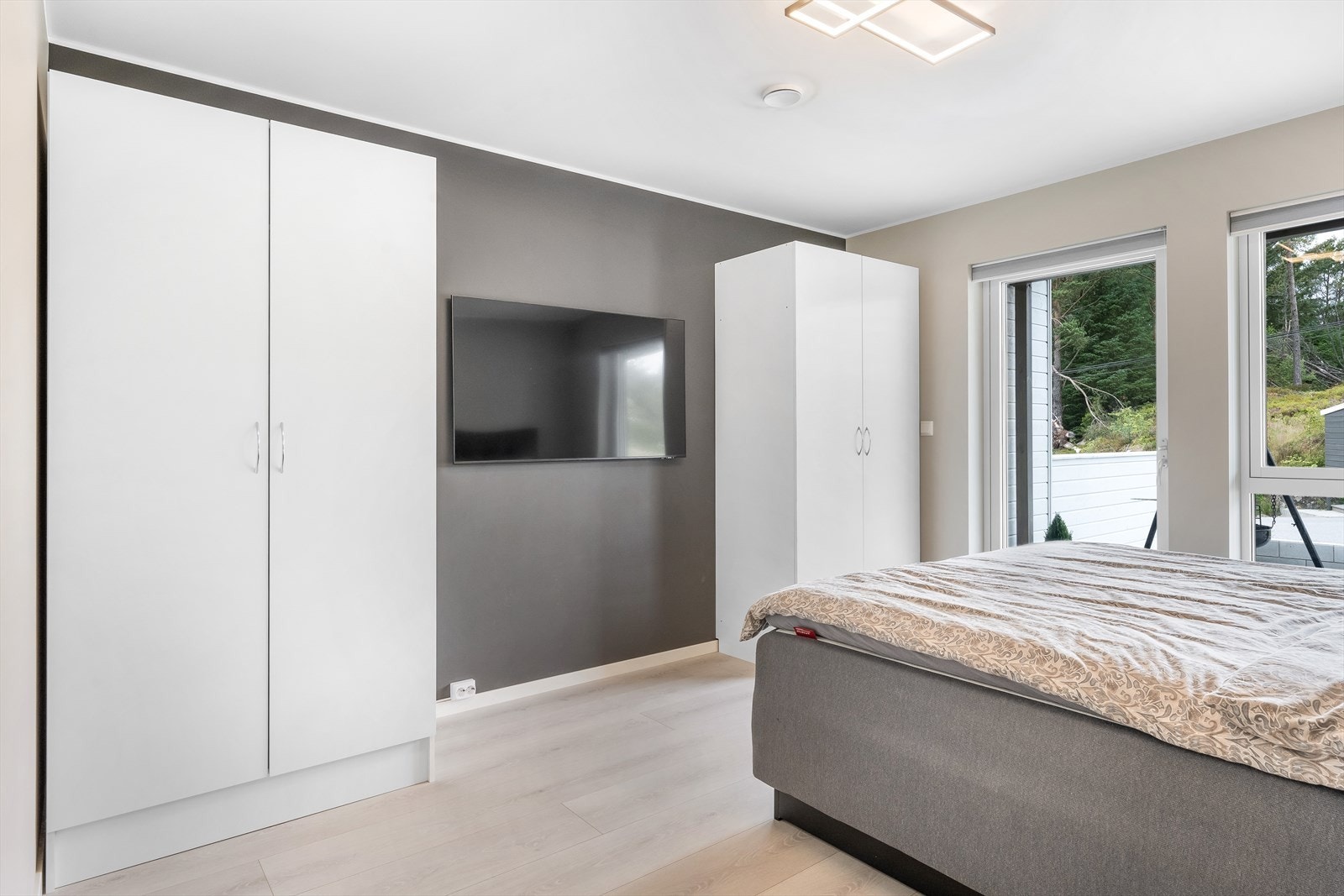 Det største soverommet er på hele 13,9 m² og har utgang til terrasse Galleribilde