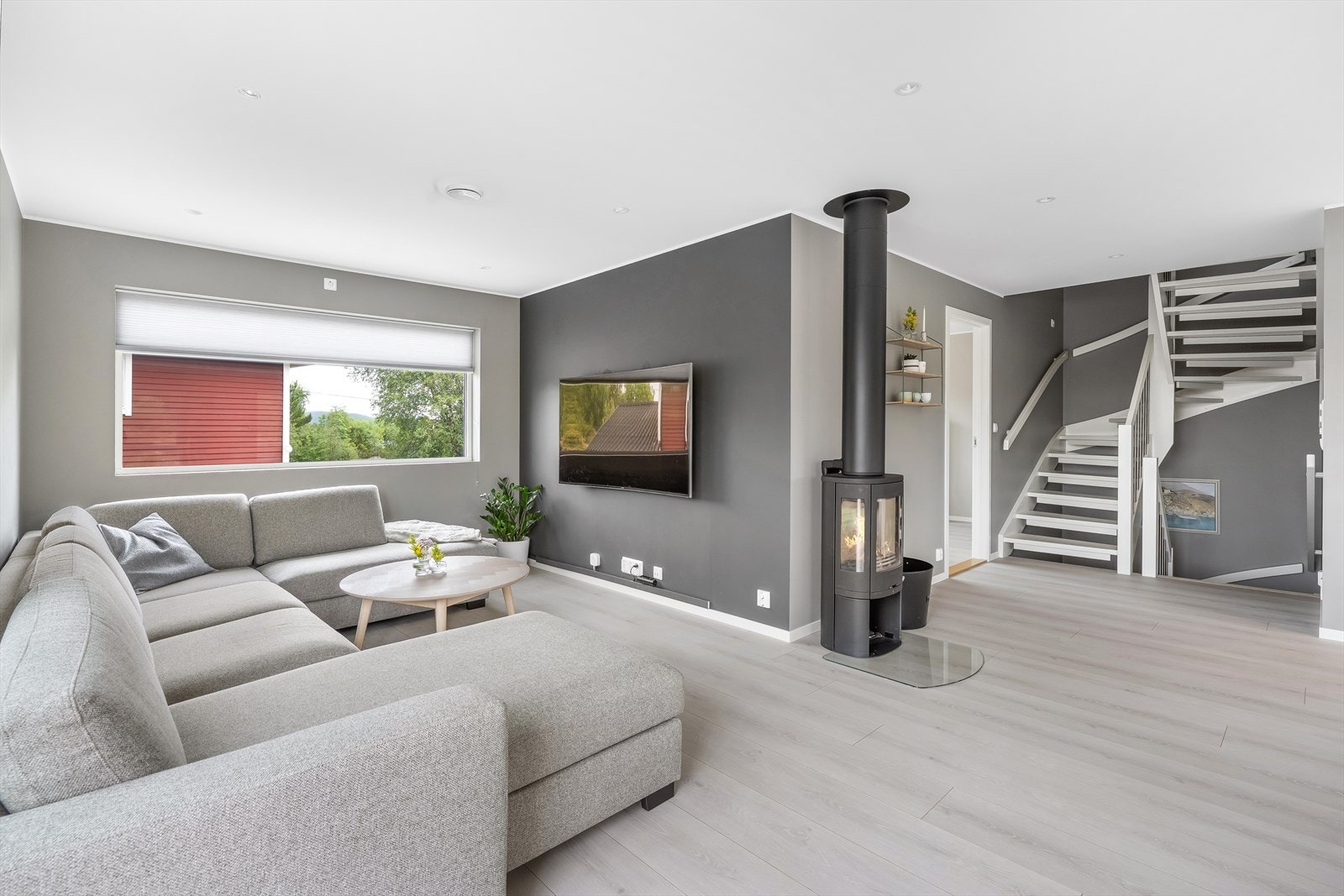 Stuen har oppvarming via peisovn og varmepumpe Galleribilde