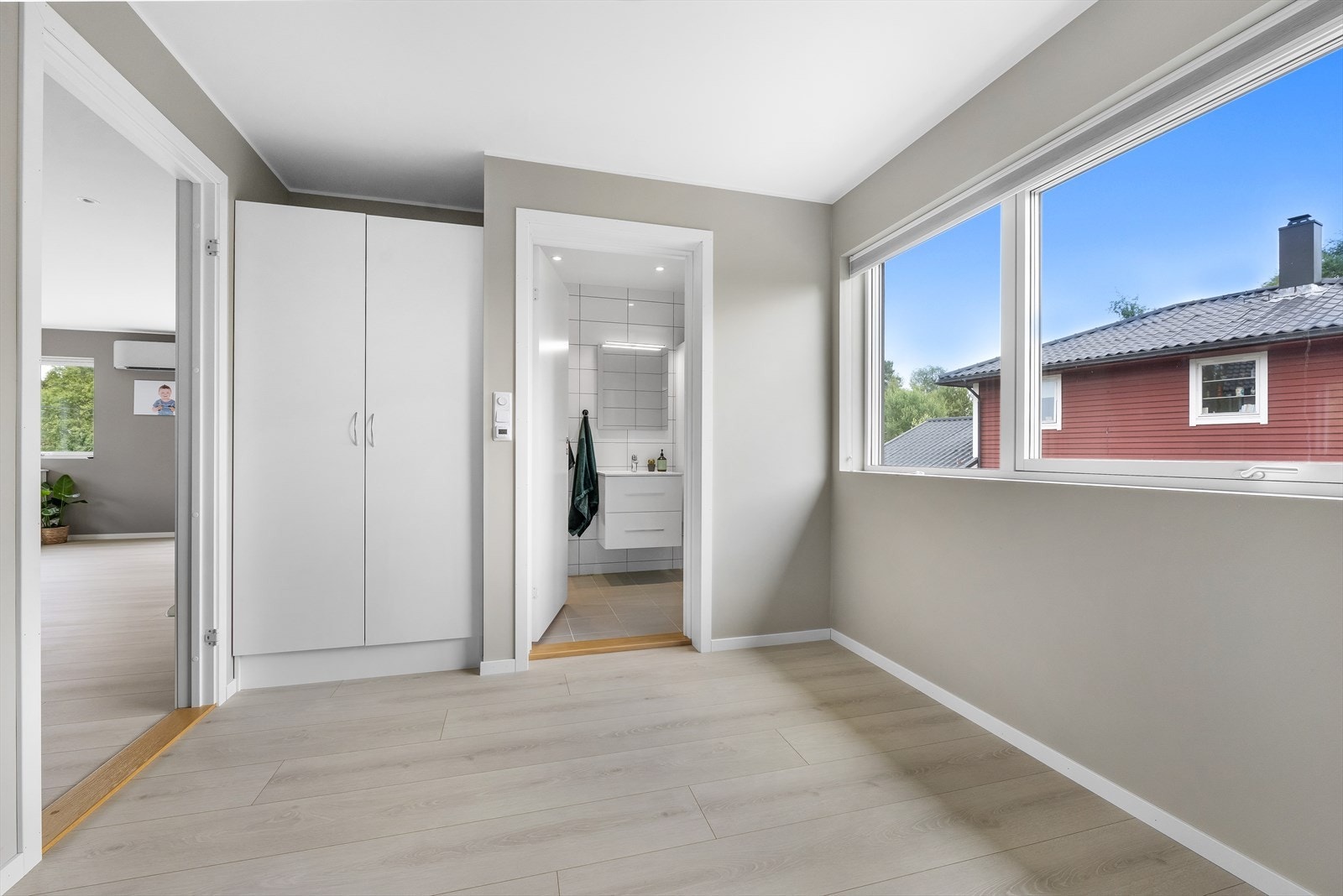 Boligens 4.soverom er på 9,8 m² og har inngang til eget bad Galleribilde