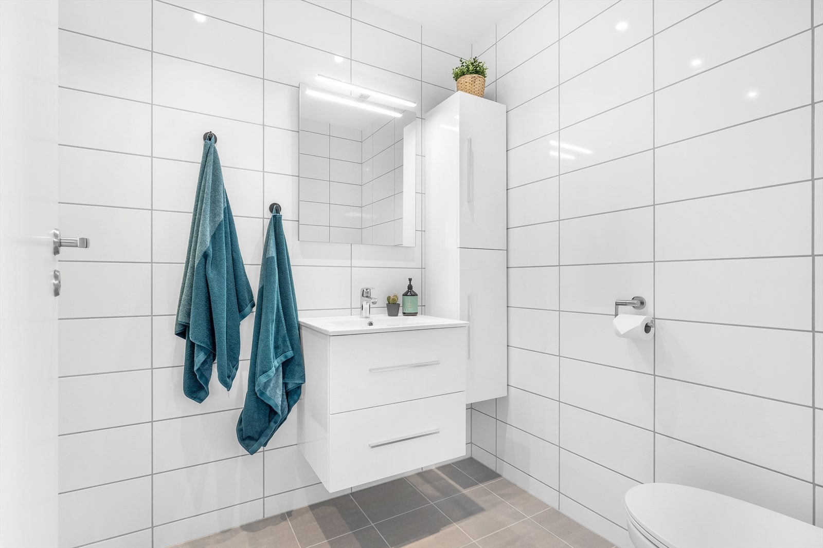 God oppbevaringsplass i undermøblering. samt høyskap. Galleribilde