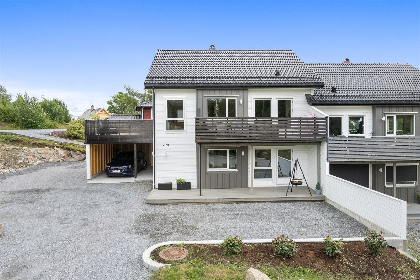 Tomannsboligens utforming gjør at du merker lite til naboen vegg i vegg Galleribilde