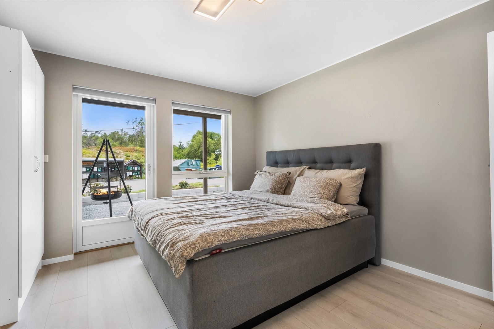 Huset innehar totalt 4 soverom, hvorav 3 av de befinner seg i 1.etasje Galleribilde