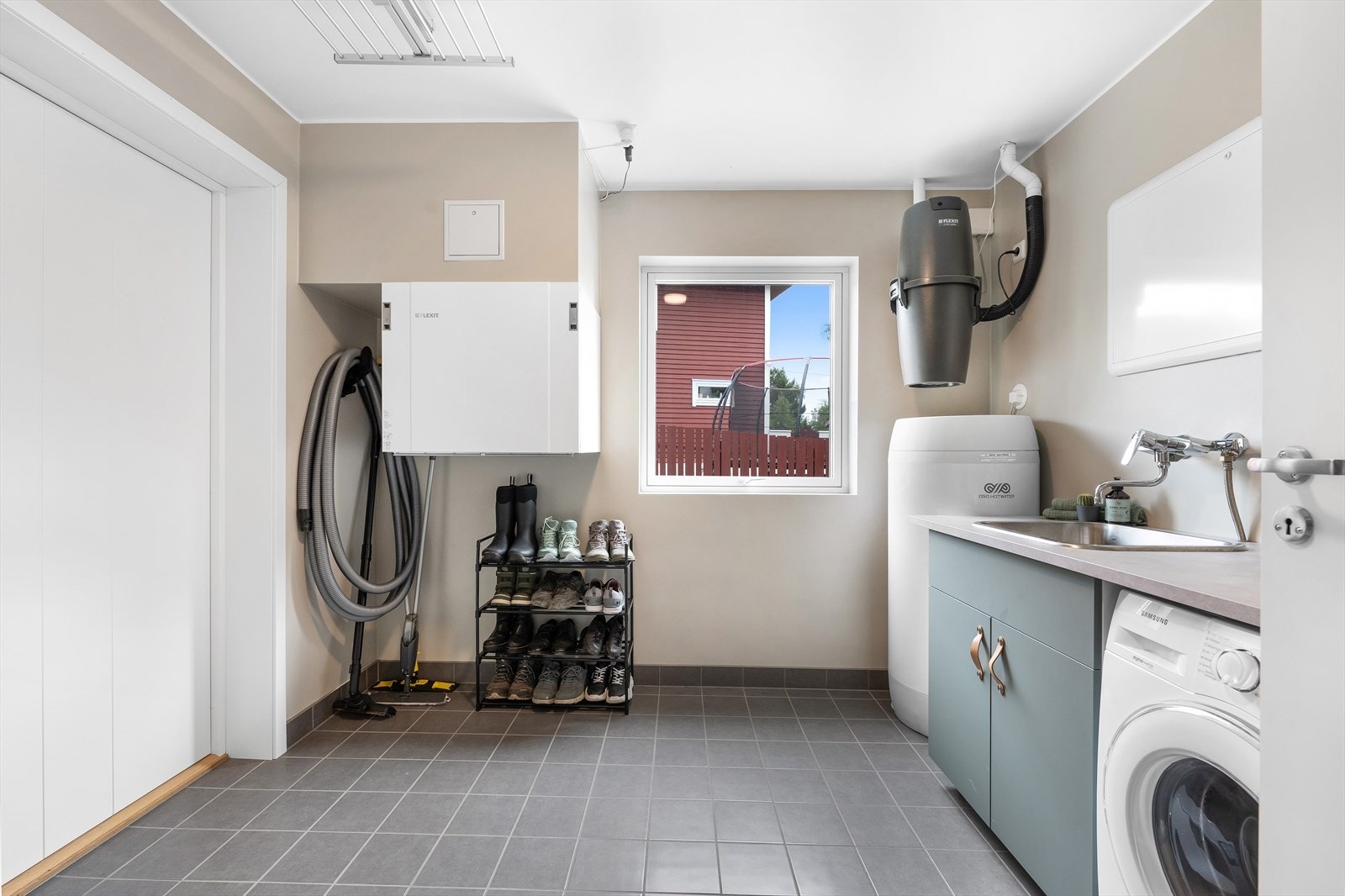 Praktisk, separat vaskerom med adkomst fra gang, samt egen ytterdør direkte til carport. Galleribilde