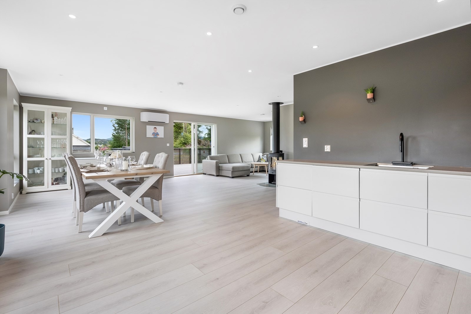 Legg merke til varmepumpen som har et stilrent design og passer godt inn i rommet Galleribilde