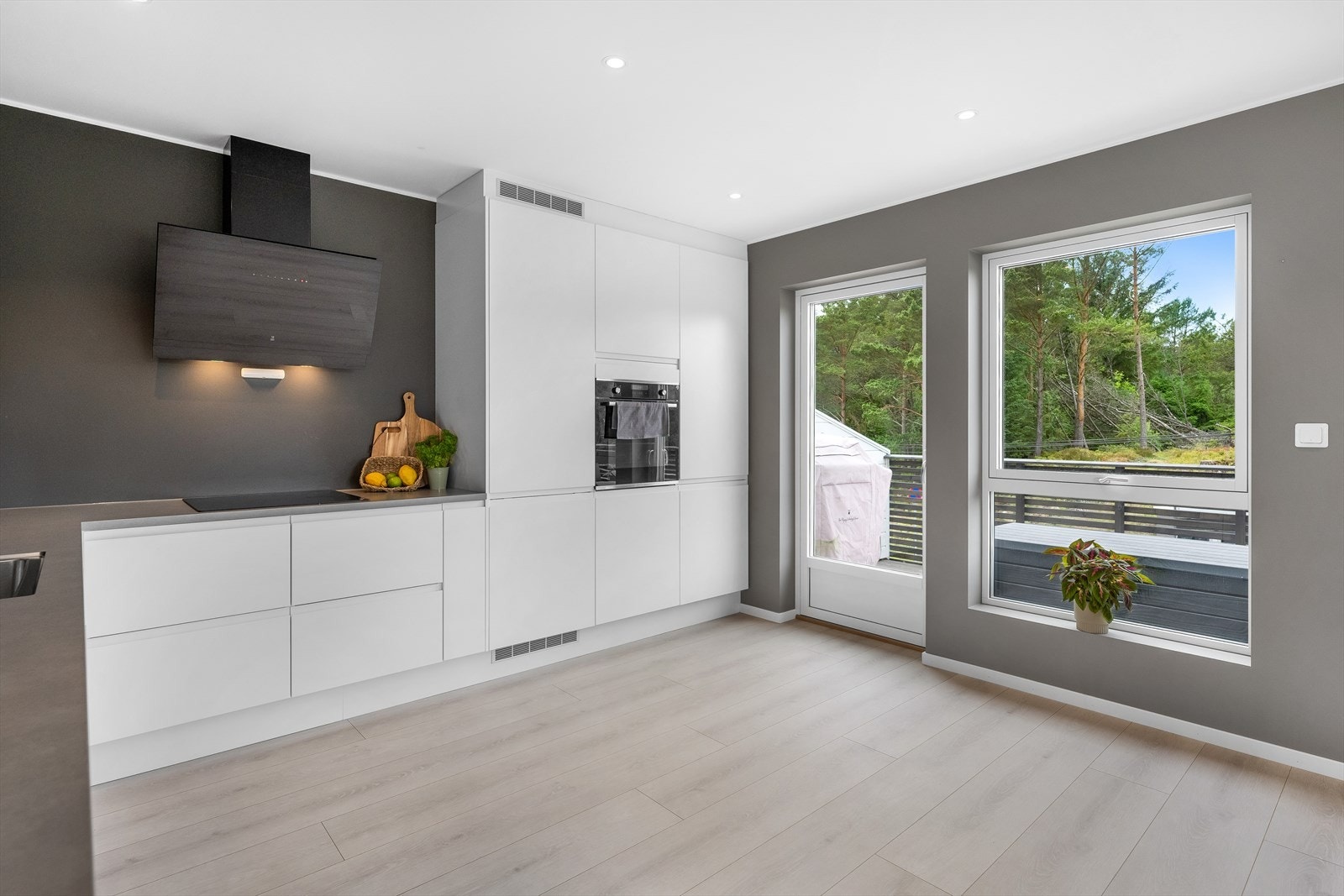 Også fra kjøkkensone er det utgang til altan Galleribilde