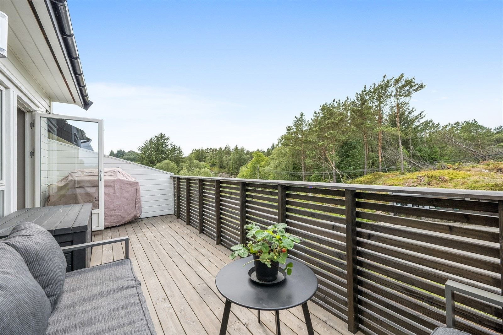 Enkel adkomst når en skal grille og nyte middagen utendørs på fine sommerdager Galleribilde