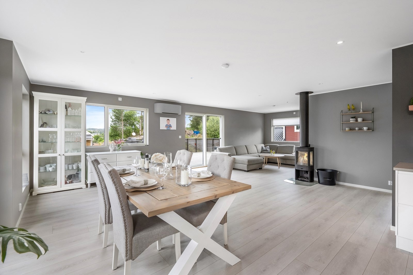 Romslig stue med åpen løsning mot kjøkken Galleribilde