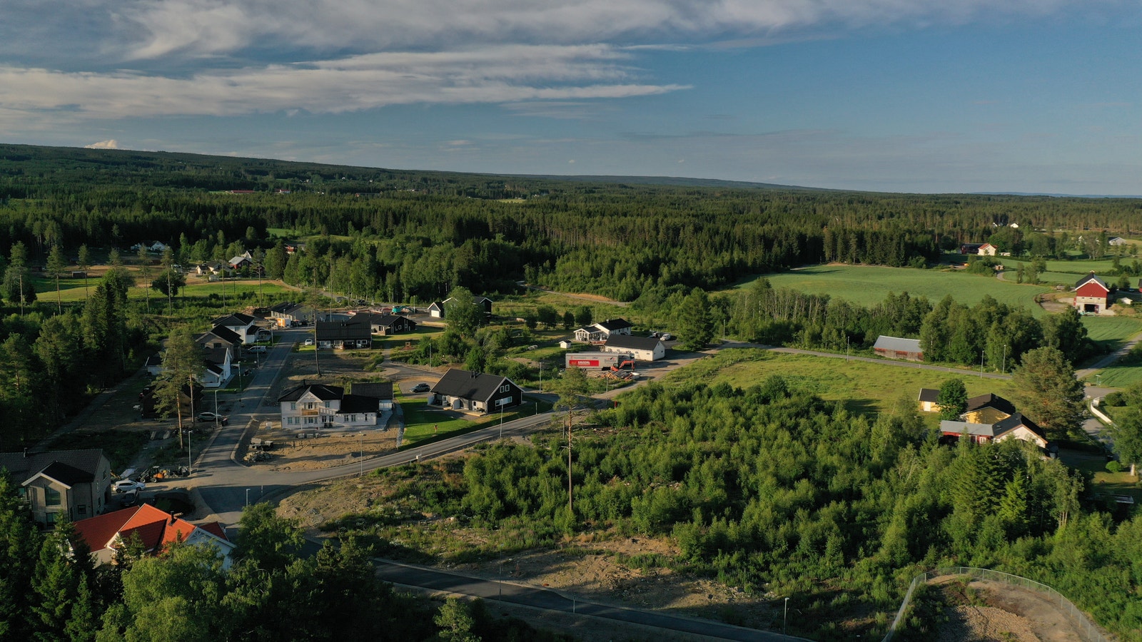 Dronebilde fra boligfeltet (juni 2023) Galleribilde
