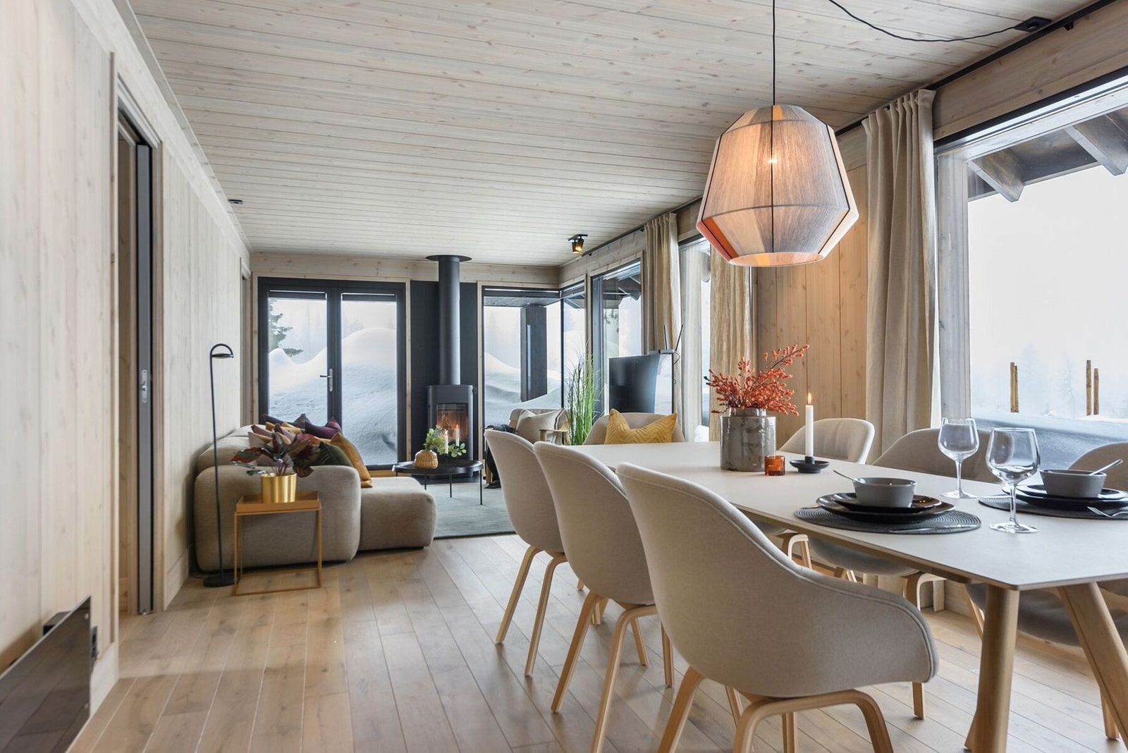 Delikate overflater i heltre.
Foto fra stue i modell Vy23ATH Galleribilde