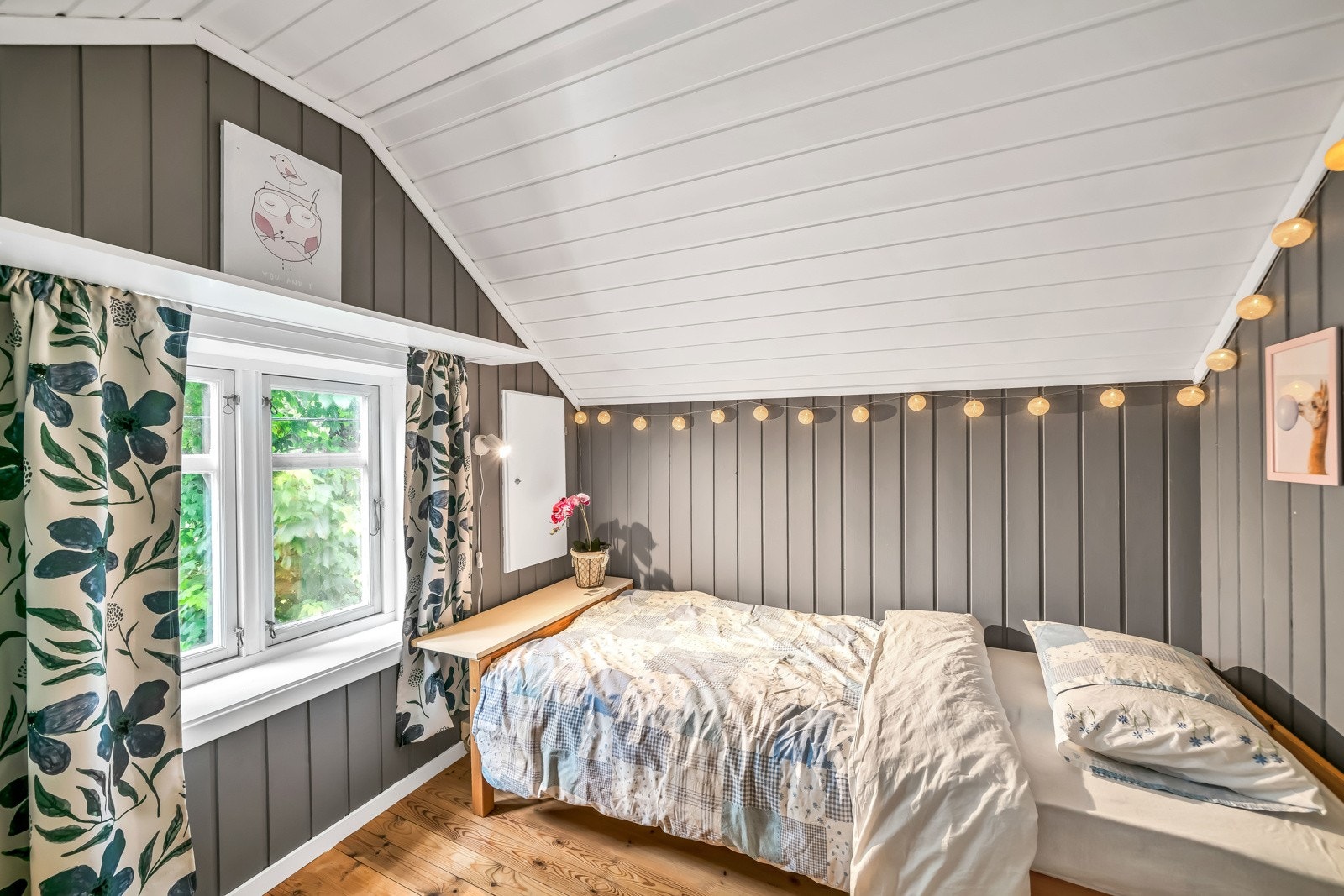 Soverom 2 av 2 på loft med plass til flere senger. Galleribilde