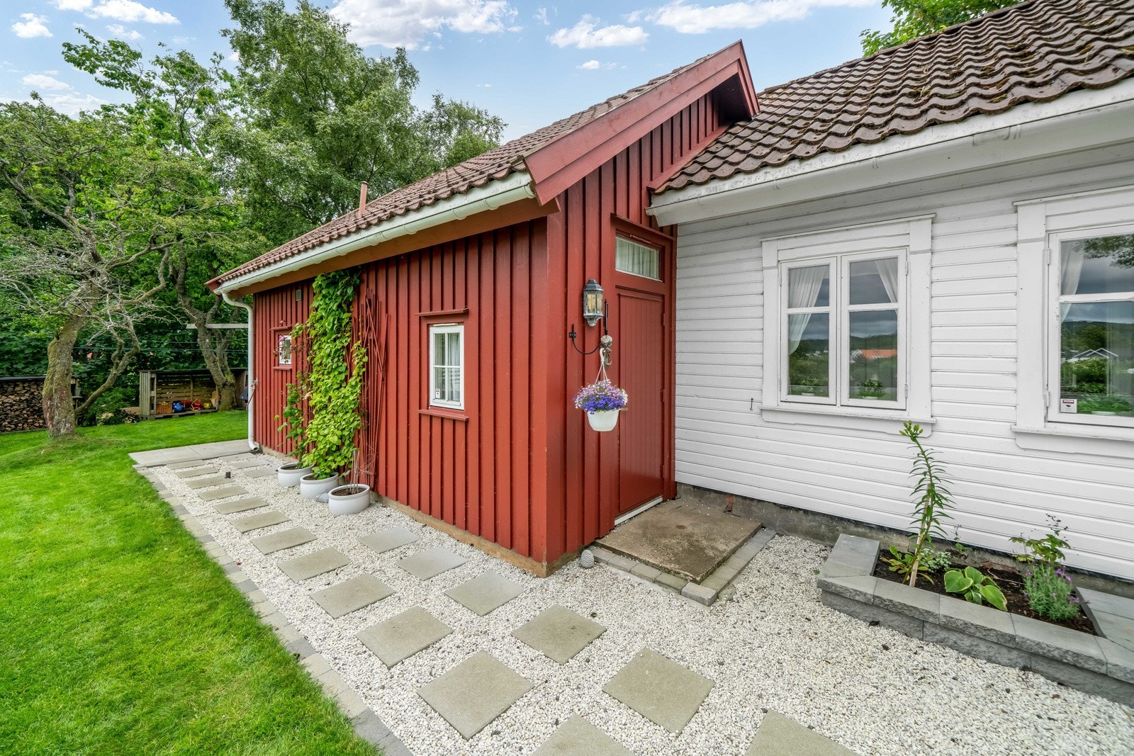 Eiendommen er innbydende innredet, både ute og inne. Galleribilde