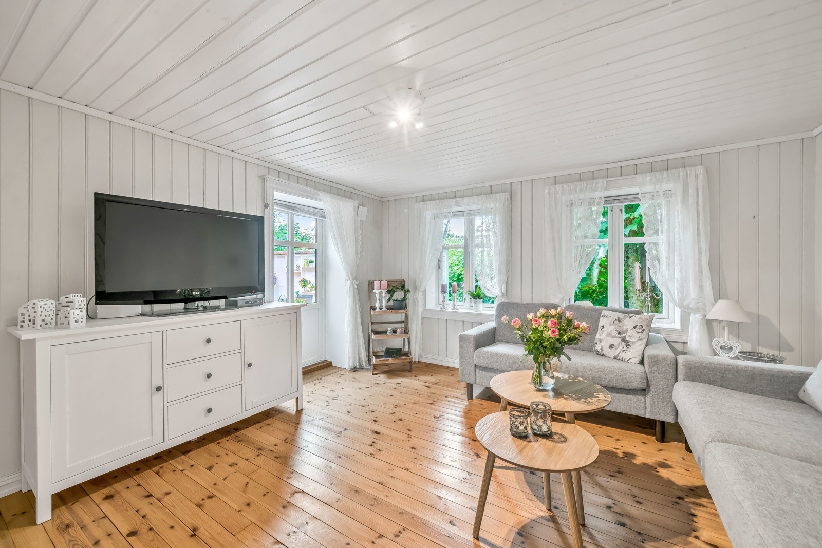 Fra stua er det dør ut til bakhagen og en usjenert terrasse. Galleribilde