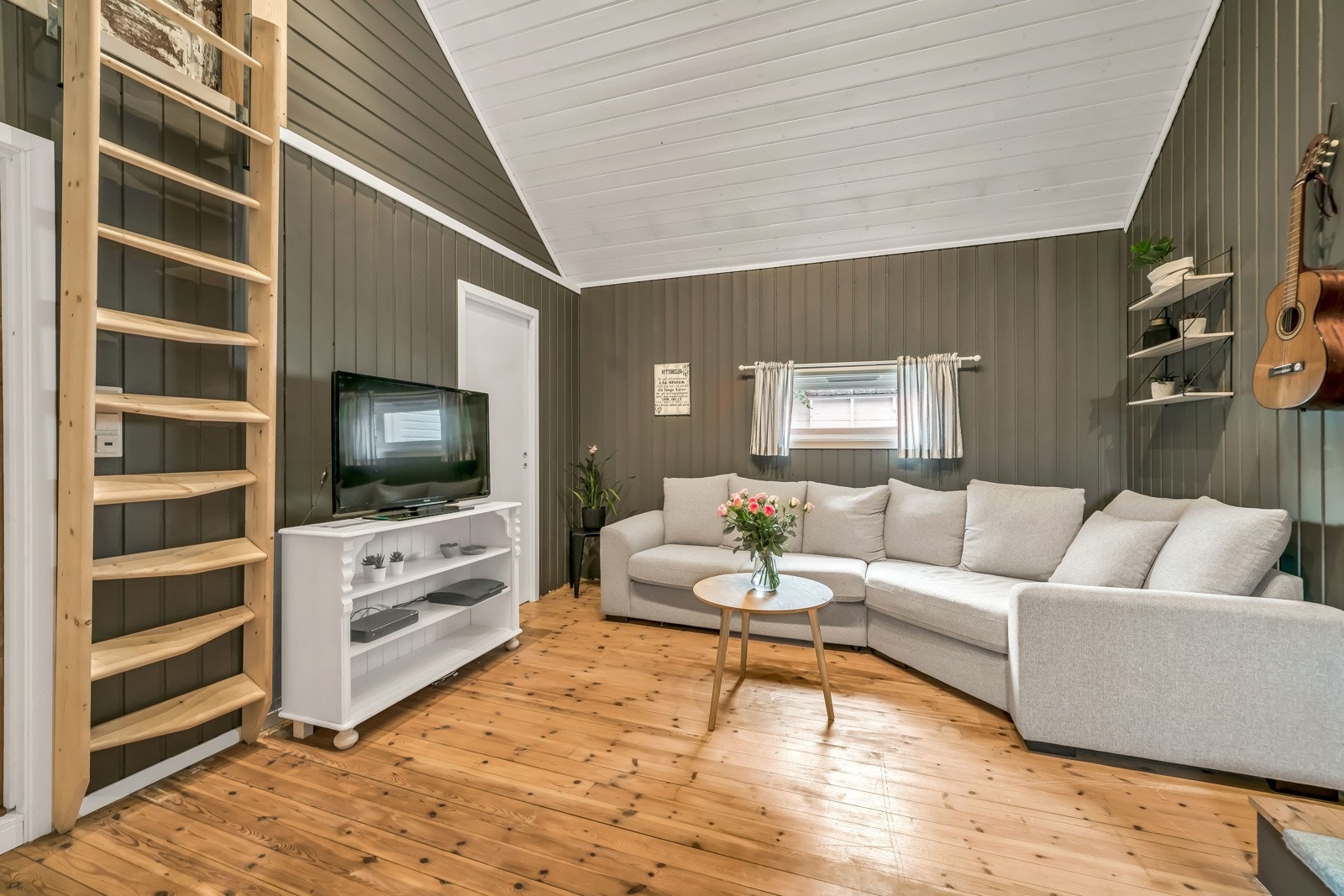 Løedelen er innredet med rom for varig opphold. I dag er det etablert en tv-stue med trapp opp til hemsen. Rommet er ikke godkjent til varig opphold. Galleribilde