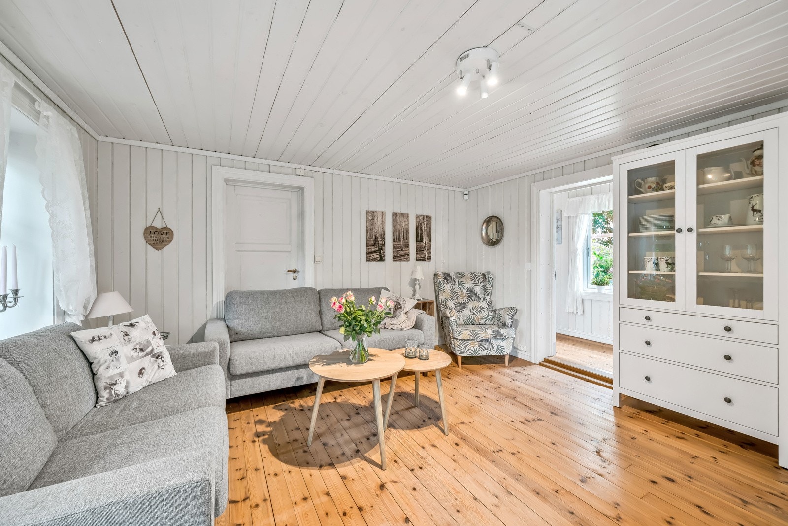 Lys og trivelig stue med lysinnslipp fra sprossede vinduer. Galleribilde