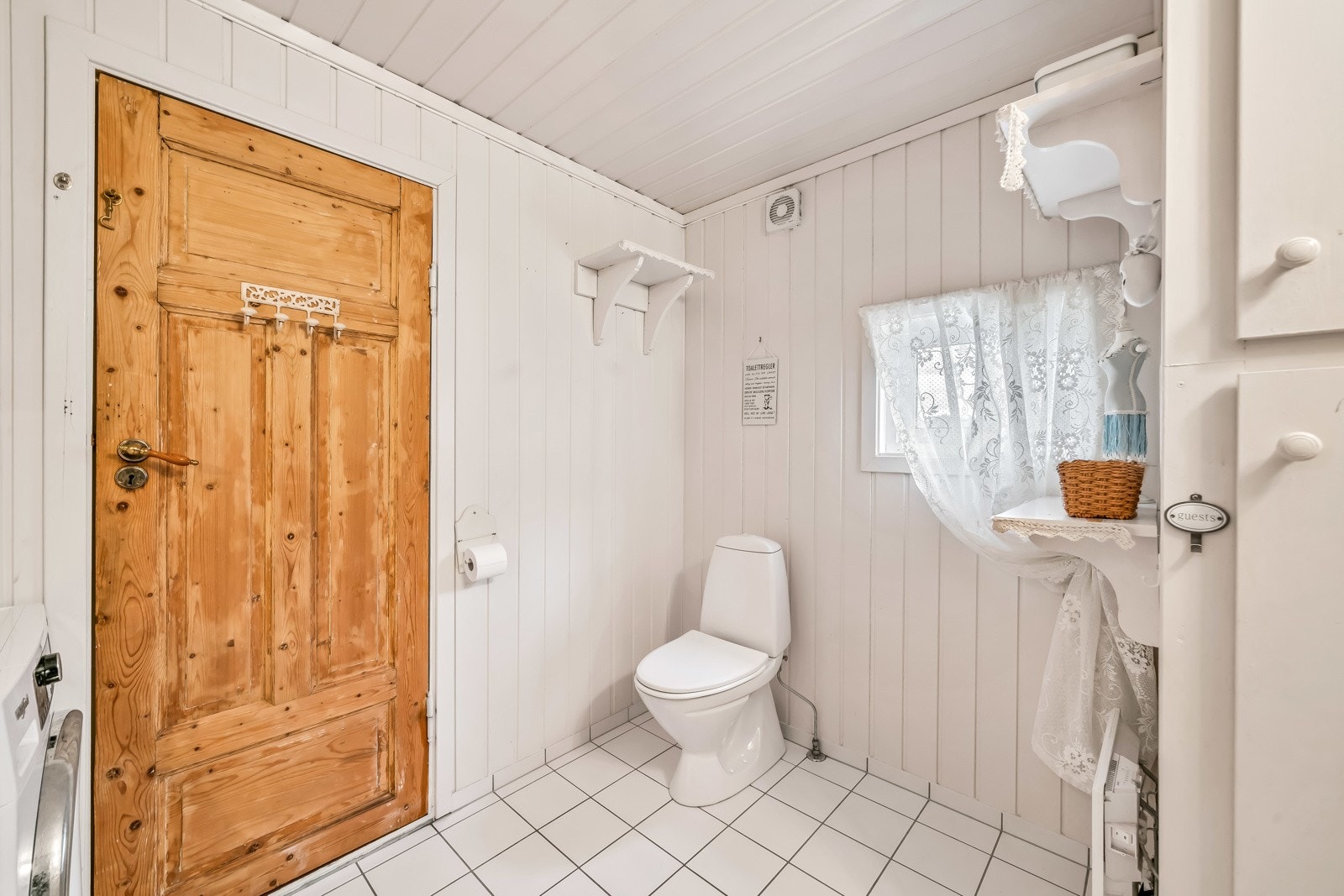 En gammel tredør er satt inn til badet. Galleribilde