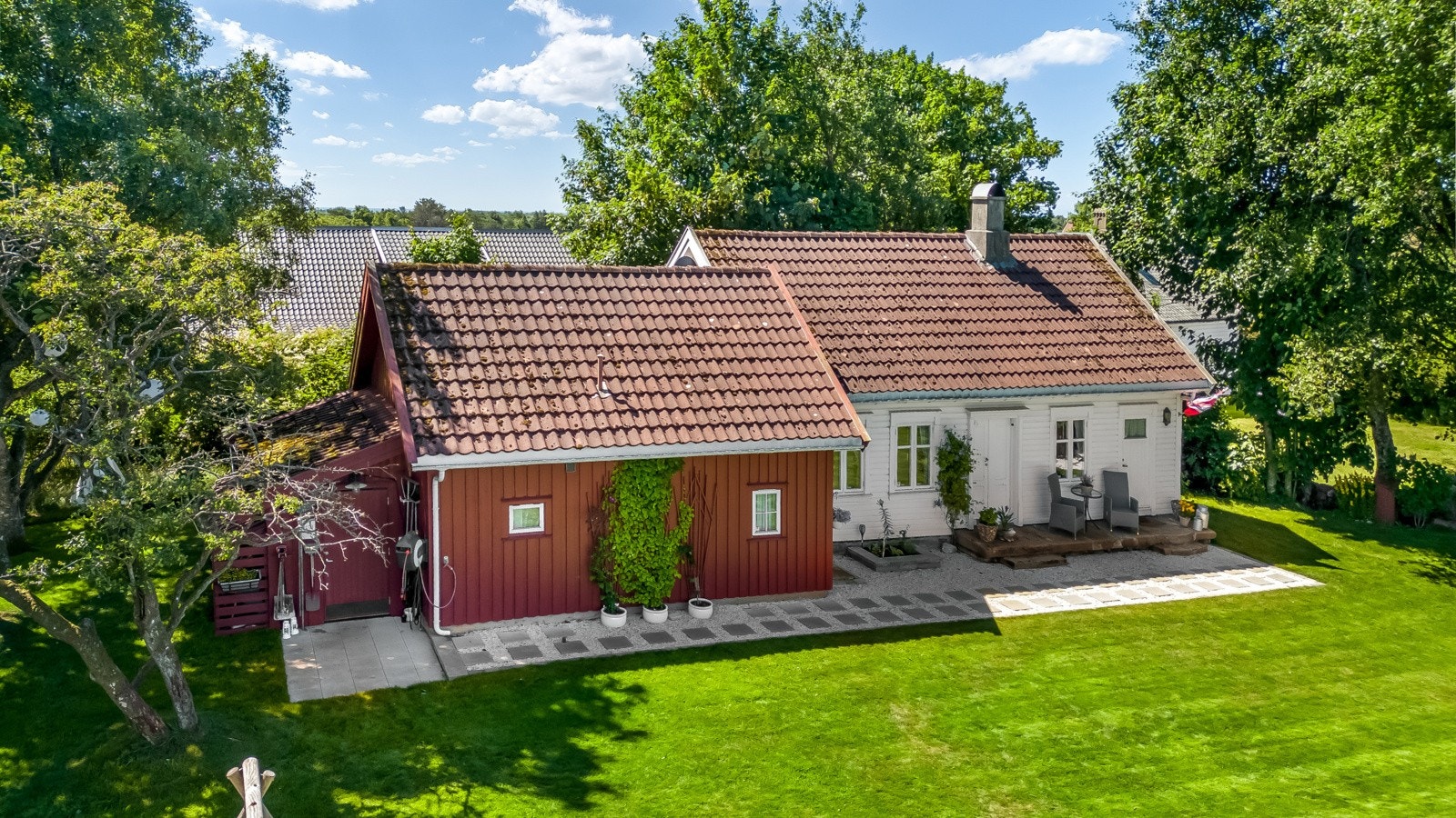 Eiendommen er pent beplantet og er pent holdt. Galleribilde