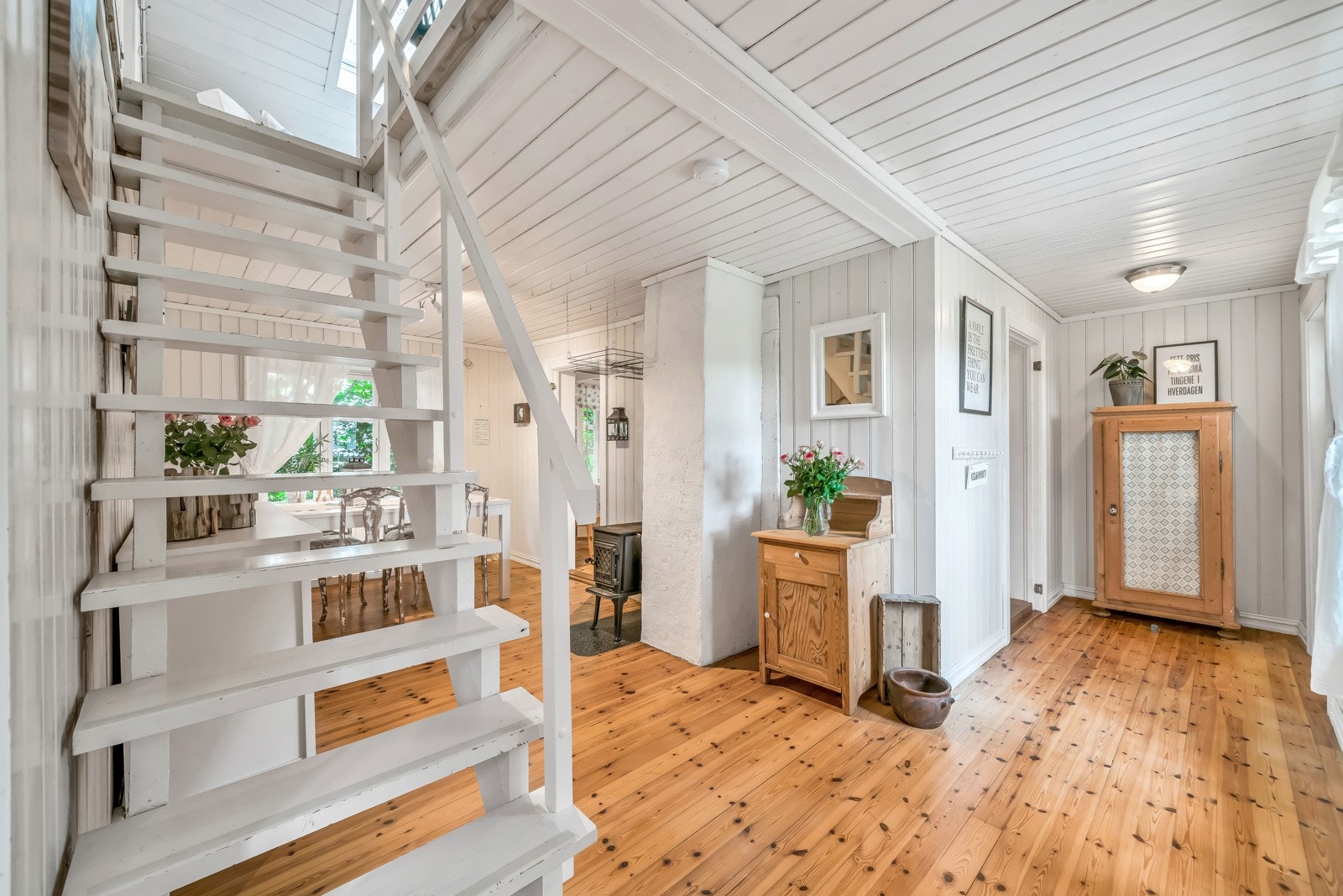 Trapp fra mellomgangen opp til loftet. Galleribilde