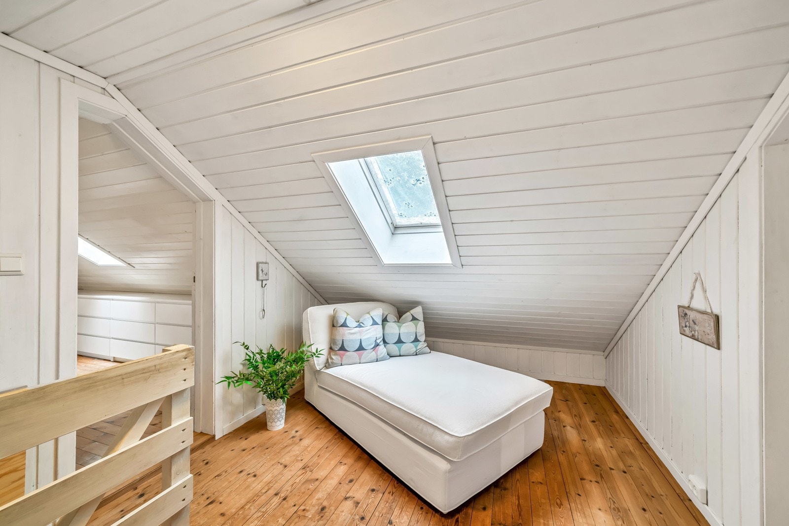 Mellomgang på loft med takvindu for lysinnslipp. Galleribilde
