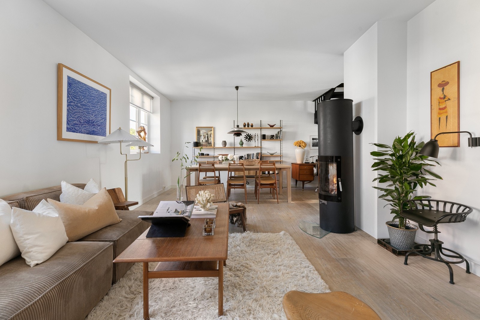 Sjelden 4-roms som strekker seg over tre plan og ligger tilbaketrukket til i et idyllisk og barnevennlig område. Galleribilde