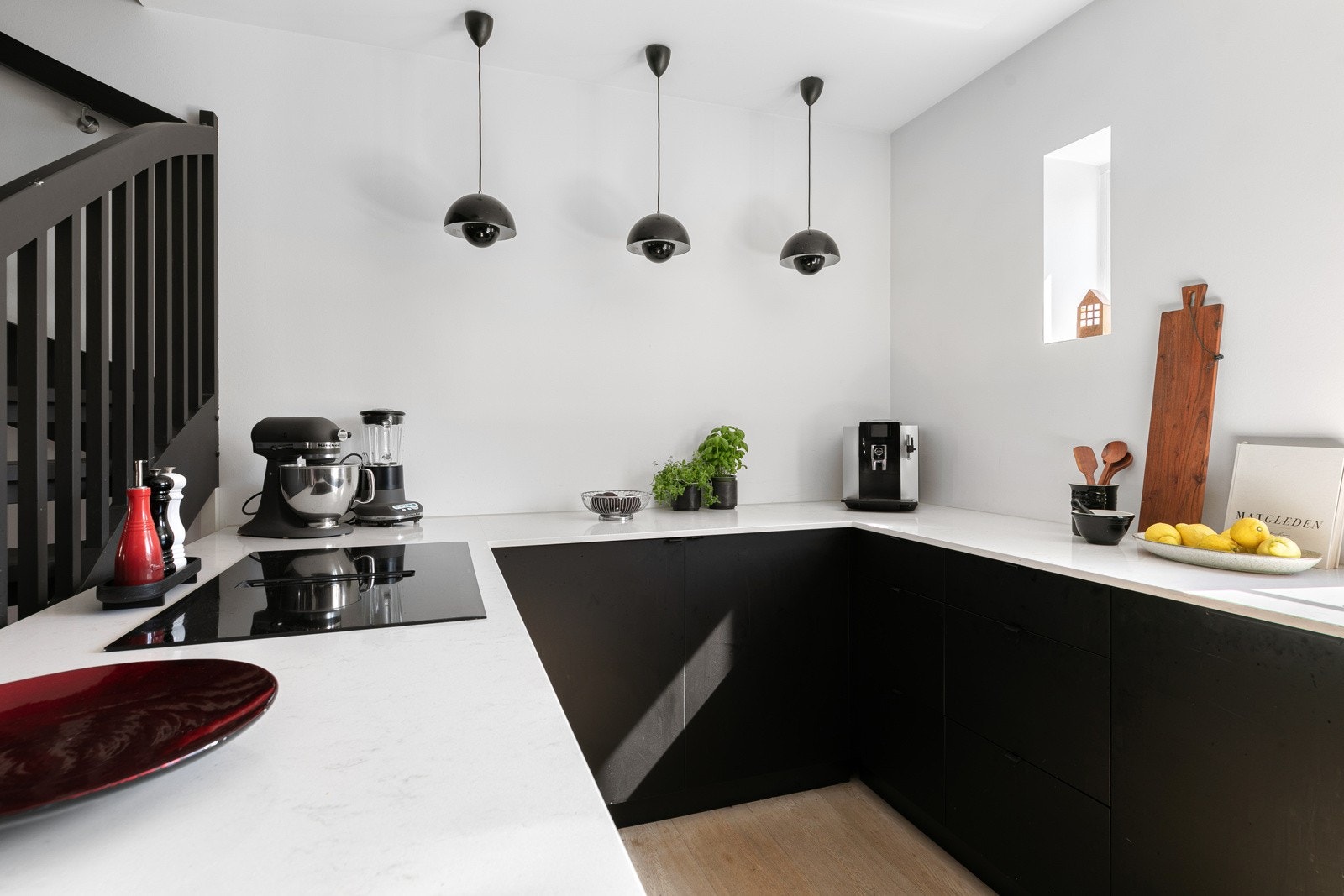 Kjøkkenet er designet i en u-form som gir et utrolig brukervennlig kjøkken. Galleribilde