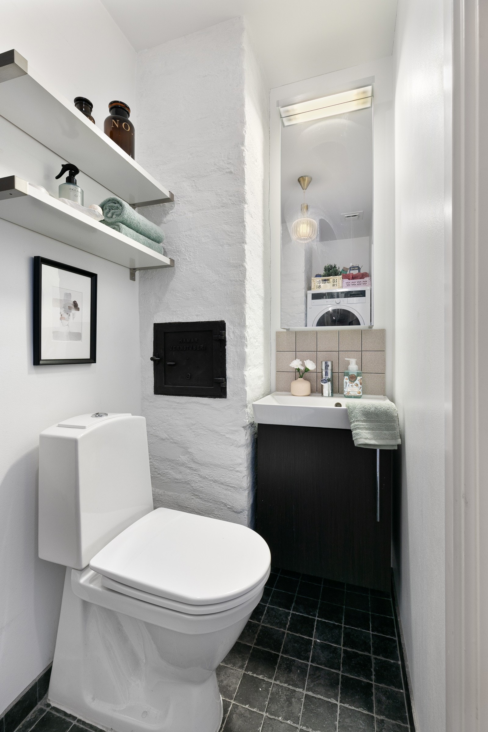 Leiligheten har også et praktisk toalettrom. I likhet med badet i 2.etasje har du gulvvarme. Galleribilde